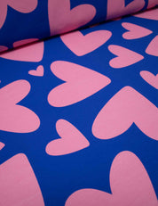 Bold Hearts Blue – French Terry stof – 170 cm breed