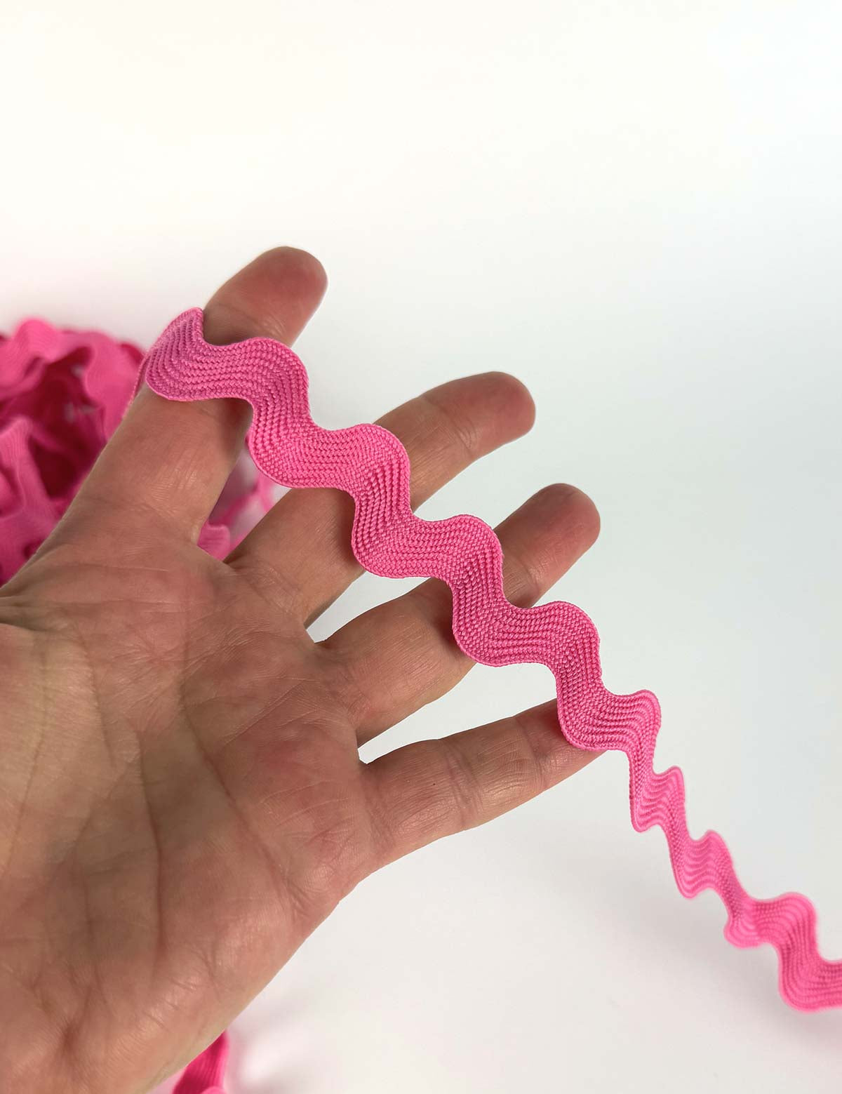 donker-roze-hand-Rebel-Studio-zigzagband-fournituren.jpg
