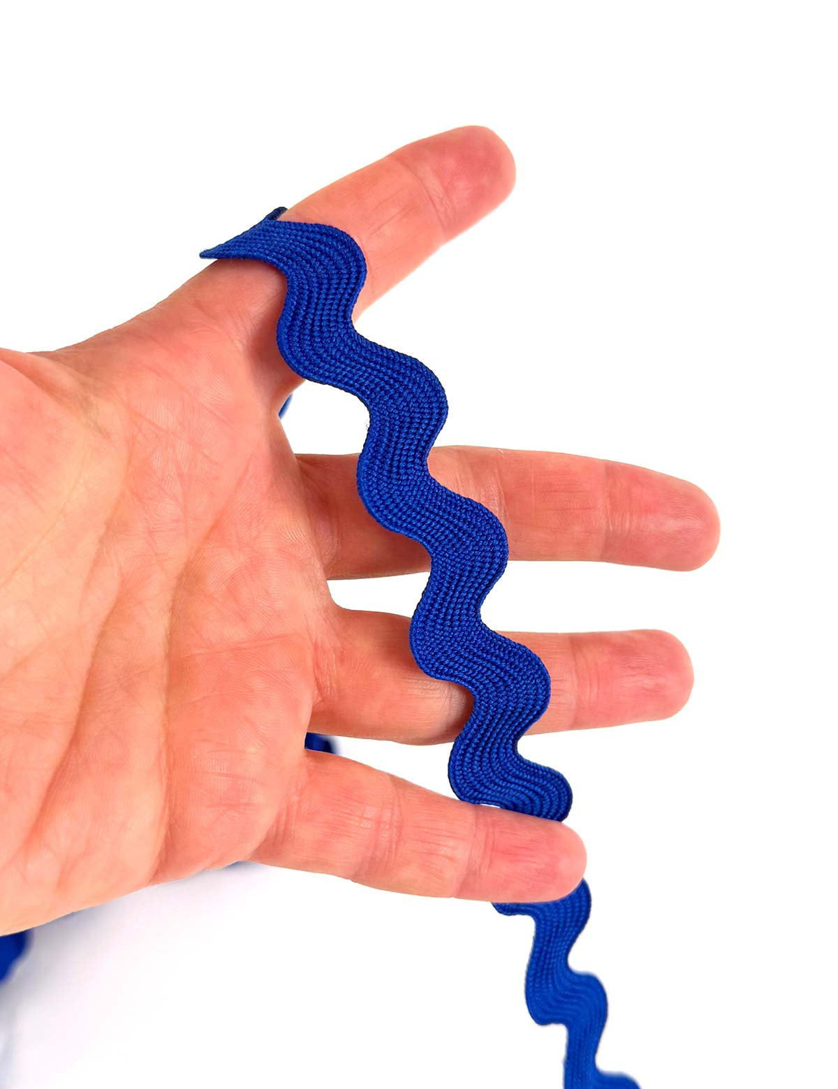 kobalt-blauw-hand-Rebel-Studio-zigzagband-fournituren.jpg