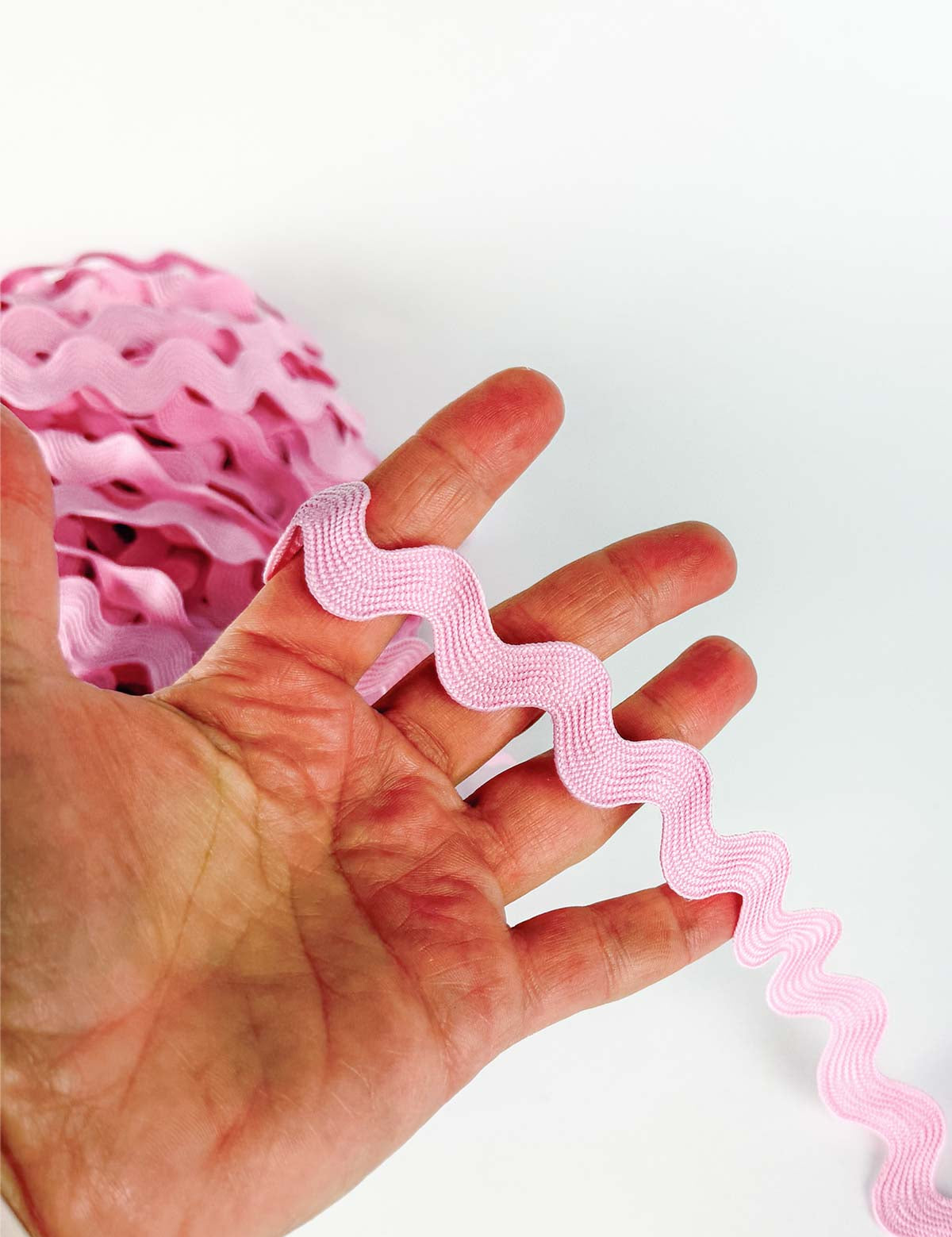 Licht roze Zigzagband 13 mm – in de hand