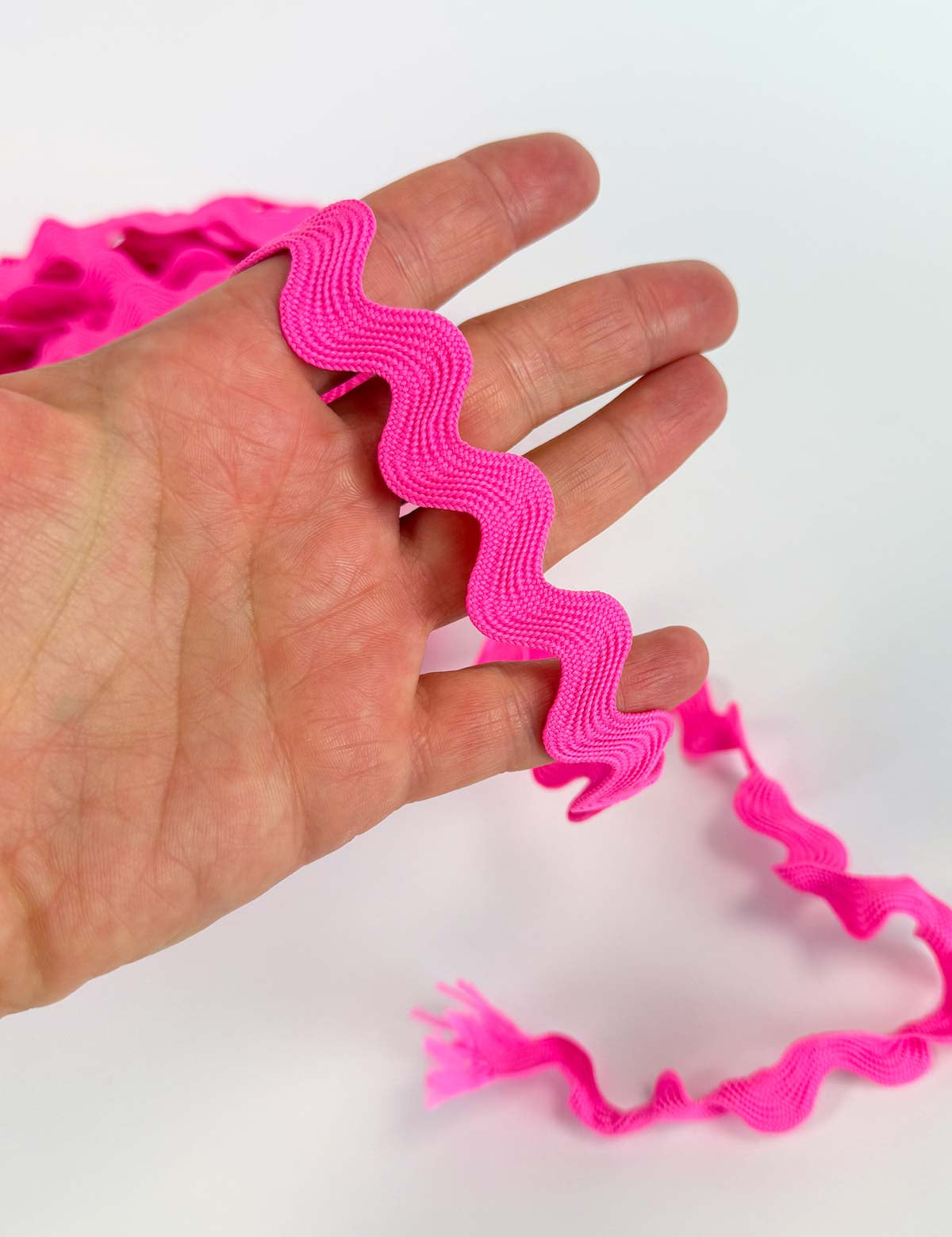 neon-roze-hand-Rebel-Studio-zigzagband-fournituren.jpg