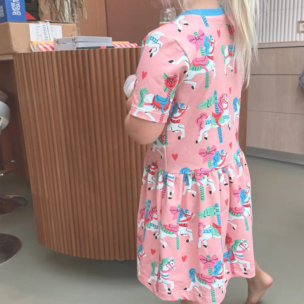 pink-horse-Rebel-Studio-stoffen.webp
